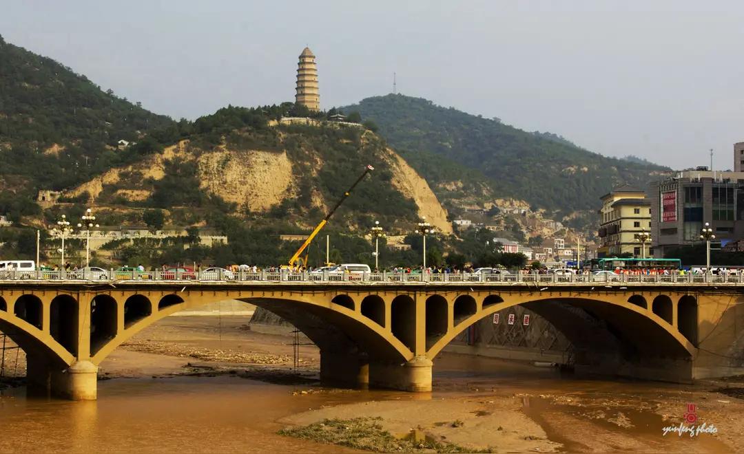 七首鹧鸪天：延安颂

一：鹧鸪天•宝塔山

嘉岭巍巍翠海笼。夕凝宝塔耸姿雄。
徐