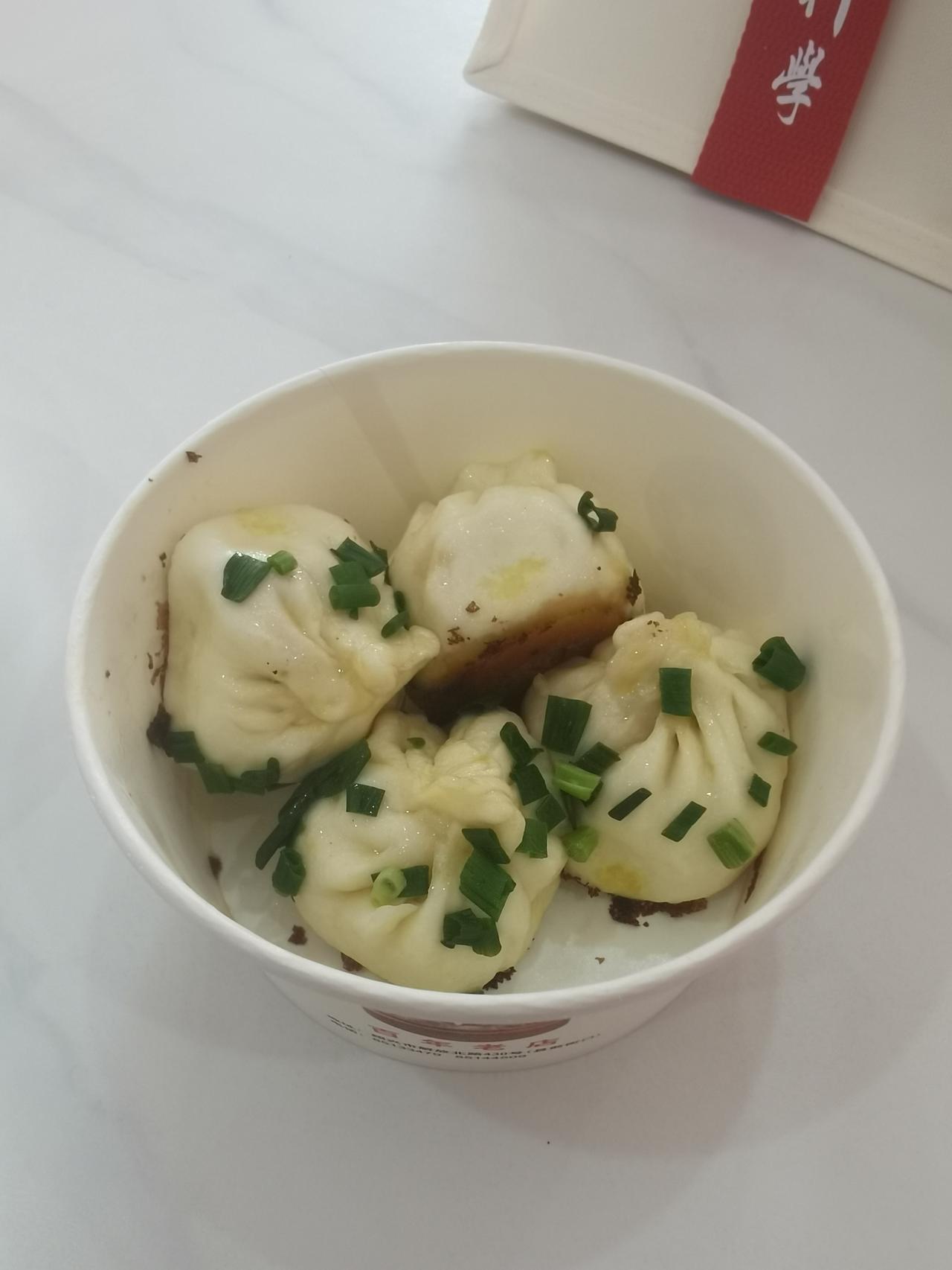 同心楼的生煎4个，5.2元。大善对面的包子铺豆浆一碗，3元。如此组合，挺好的一顿