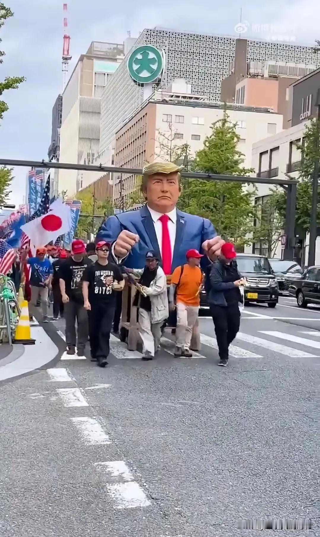 小日本这回可是拼了，为了讨好美国“老爹”，大选前各种献殷勤。

 特朗普的画像，