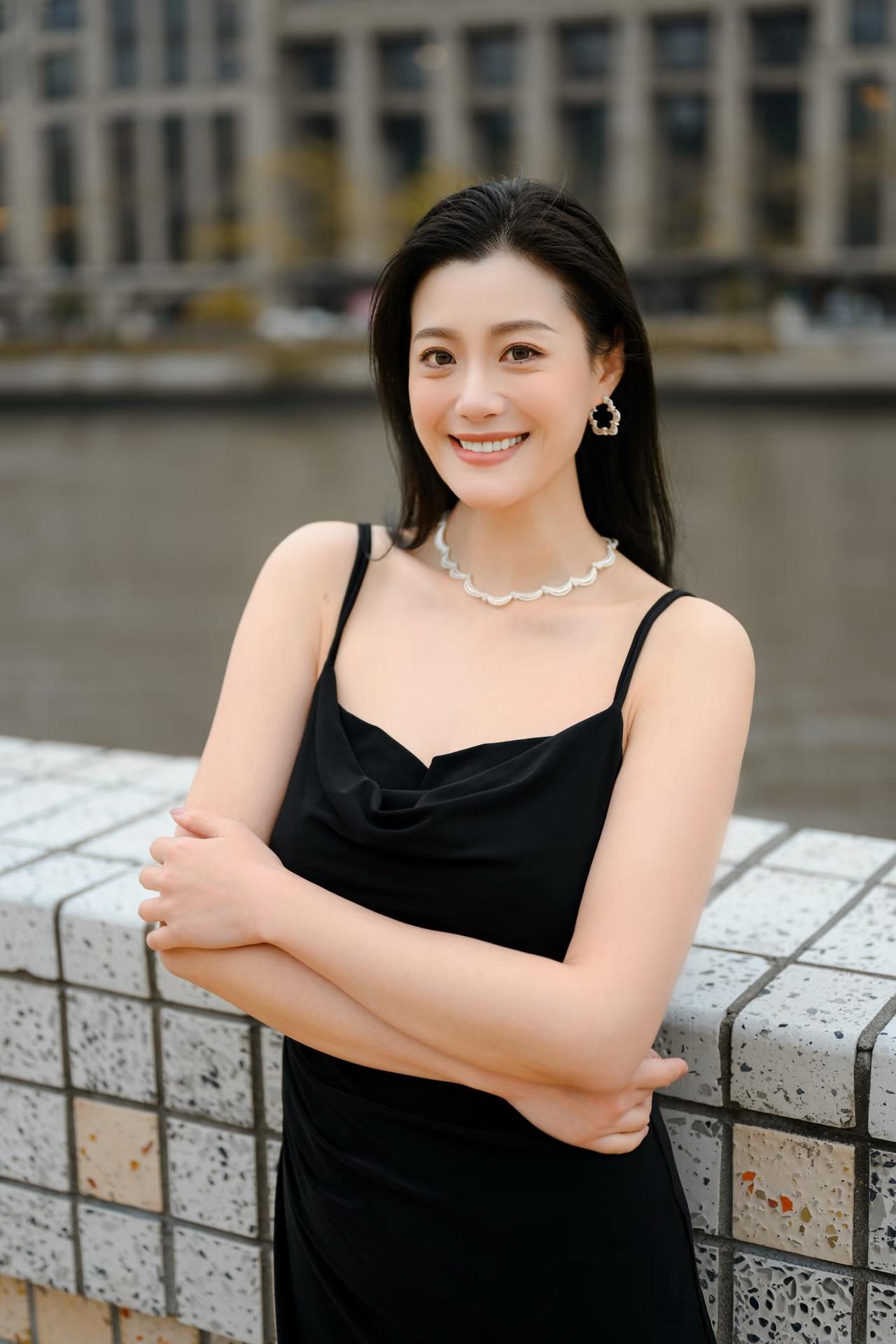 女生怎么穿搭会看上去很优雅普通的一条黑色吊带连衣裙和黑色高跟鞋，就可以展现出美女