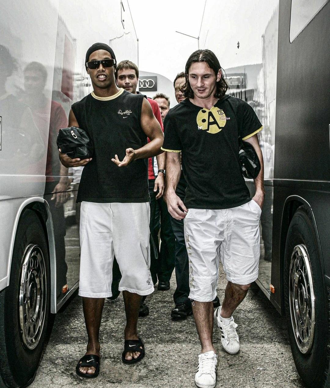 一对拖鞋更能衬托其是大哥的身份！[笑哭]梅西？在罗纳尔迪尼奥身边的话，不过是个放