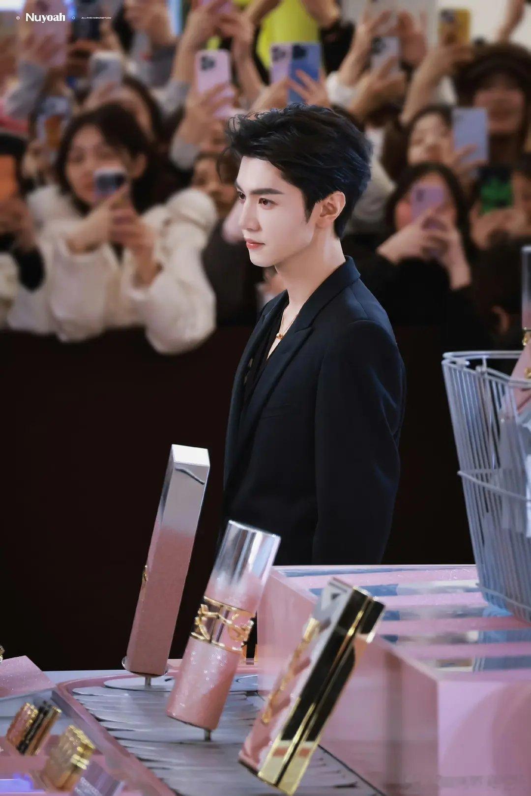 陈哲远今天品牌活动身穿Saint Laurent深V西服套装，佩戴伯爵高级珠宝，