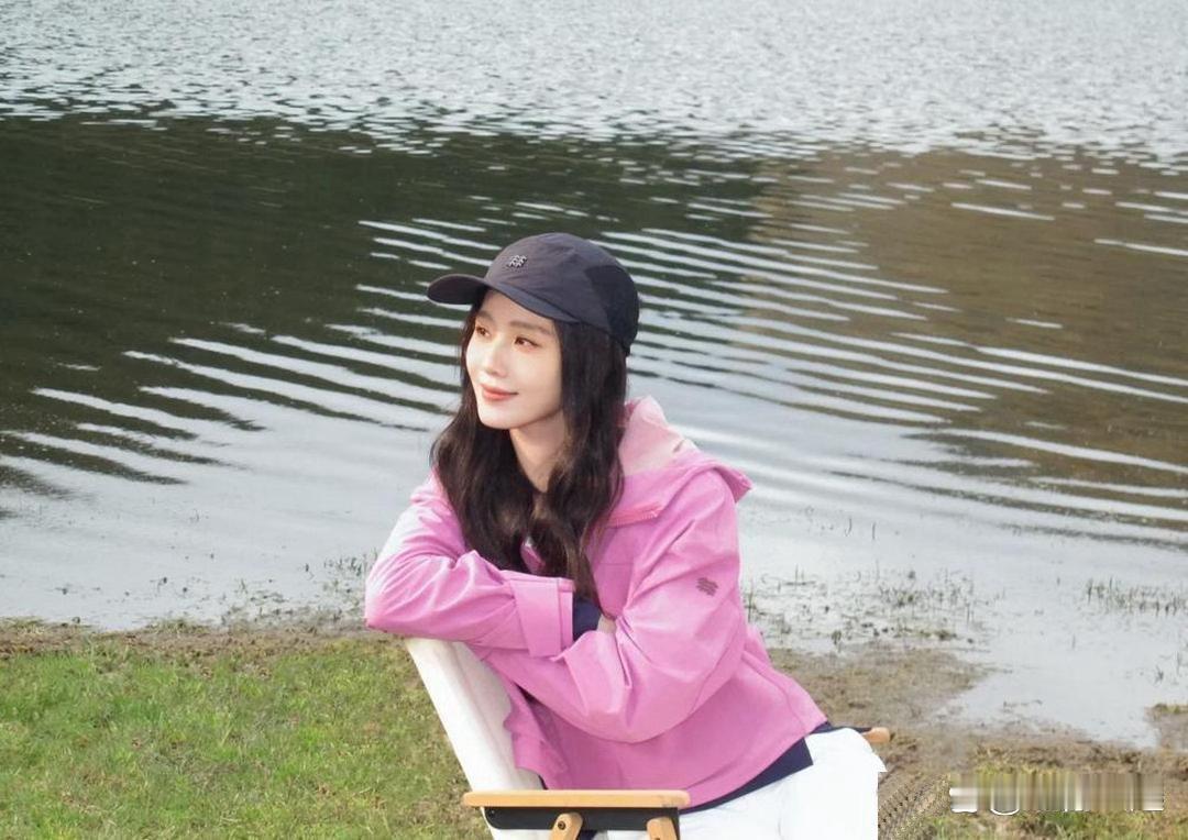 刘诗诗工作室分享春日踏青随拍，状态松弛又惬意，氛围感满满，满满的春日郊游清新气息