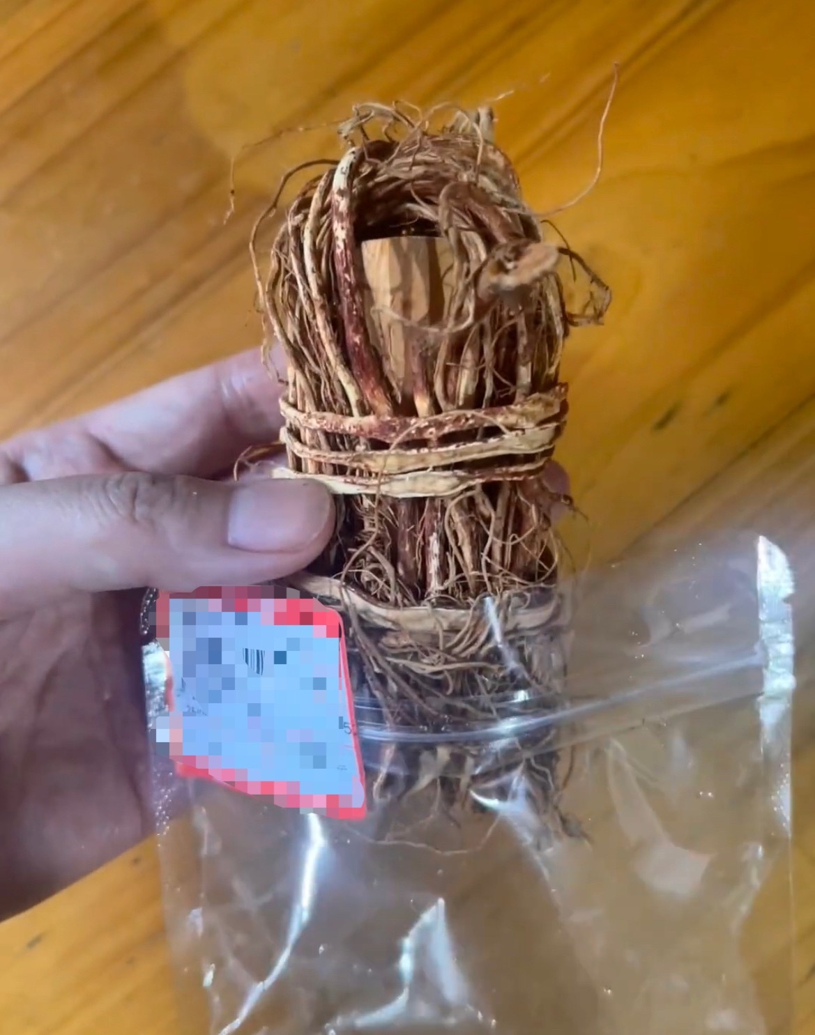 近日，网友反映：玉林一超市的五指毛桃拆开发现里面有木块。同城热点创作计划 玉林