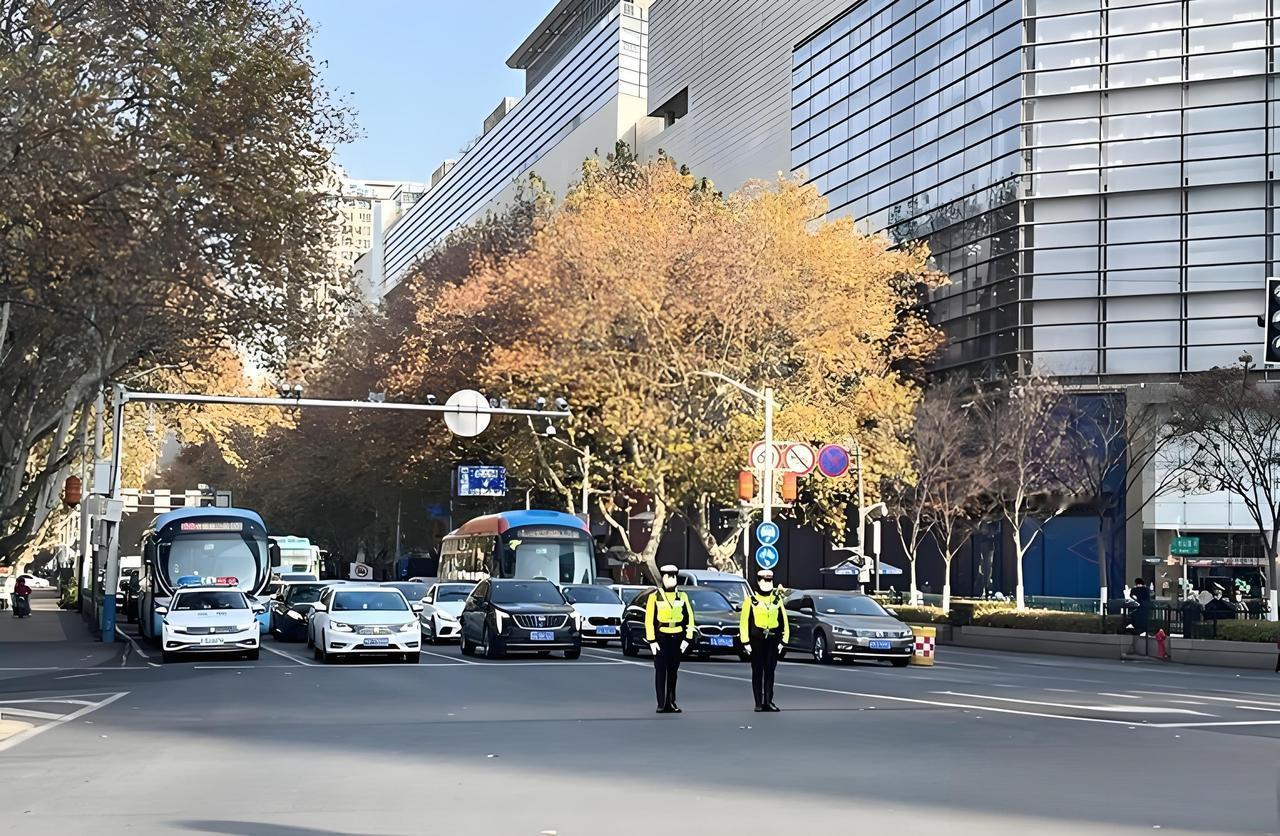 2025年12月13日上午10时01分至02分，南京全城鸣响防空警报，汽车、火车