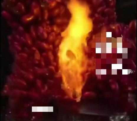 2026年跨年夜，深圳街头一名男子用打火机点燃他人正在售卖的气球，气球瞬间剧烈燃