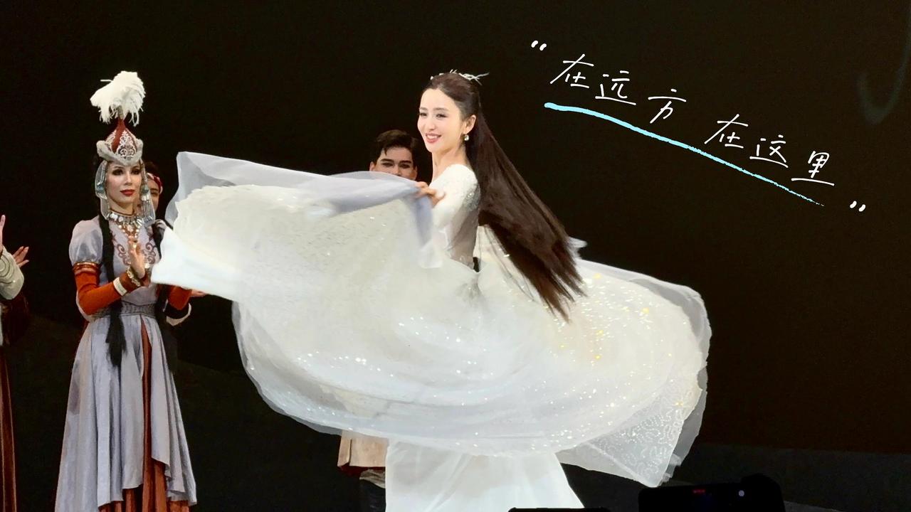 佟丽娅深圳打卡真的美出圈！舞剧演出之余逛遍文艺小巷，松弛感拉满✨。
 
打卡亮点