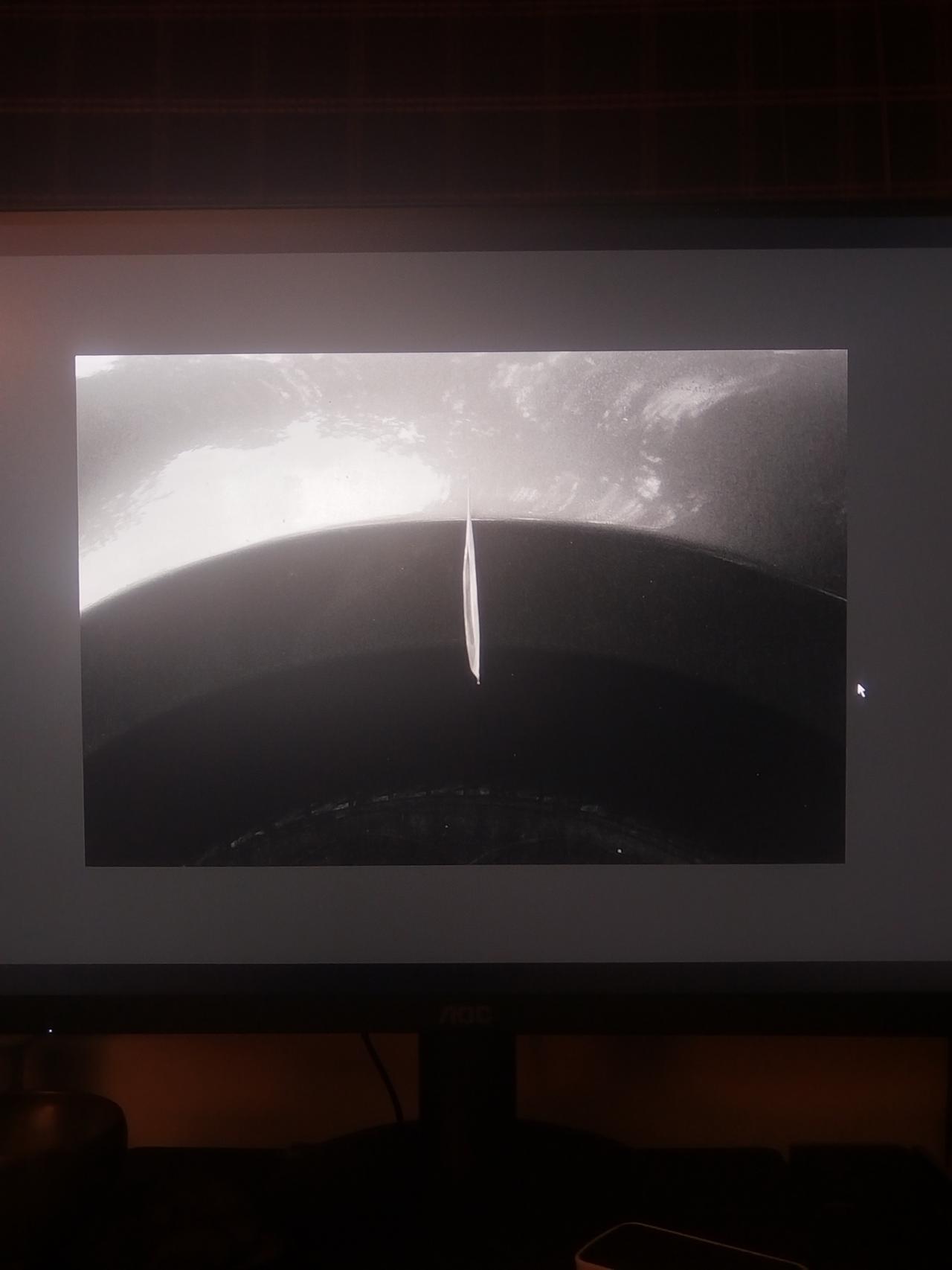雨天的诗，

神品级作品，它即是现实的，又是超现实的，凝视它，人会觉得时间即是静