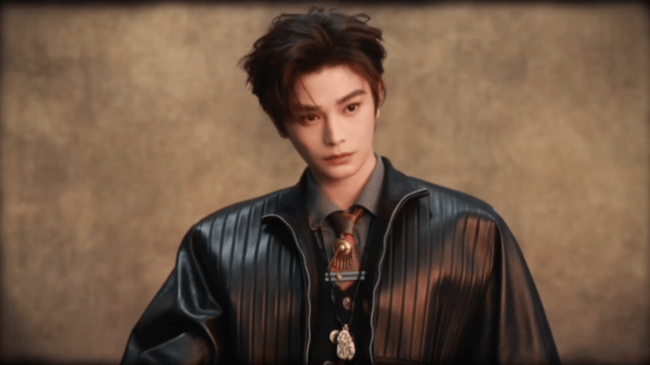 这还是我认识的丁禹兮吗 从温润公子到复古拽哥，这波变身太惊艳！黑色皮衣勾勒优越肩