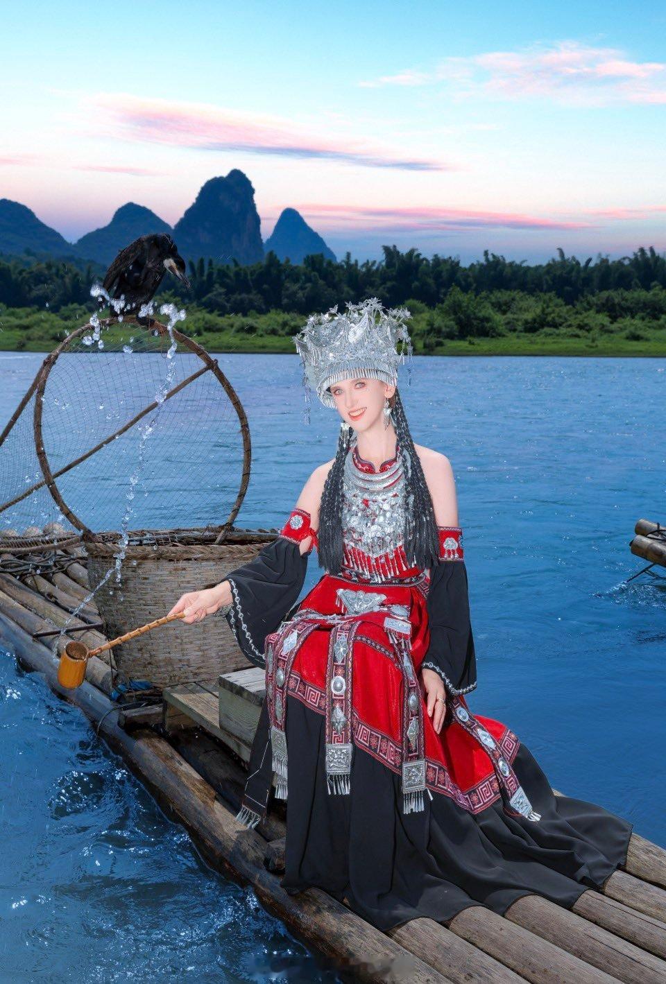外国女子来中国体验苗族服饰拍照，表达了对中国的喜爱之情！海外新鲜事热点现场