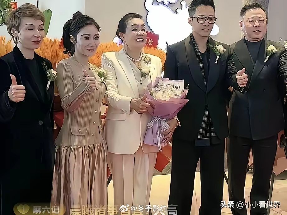 汪小菲如约出现在邯郸麻六记新店开业现场，一脸忧郁，状态不太好。今天虽然汪小菲西装