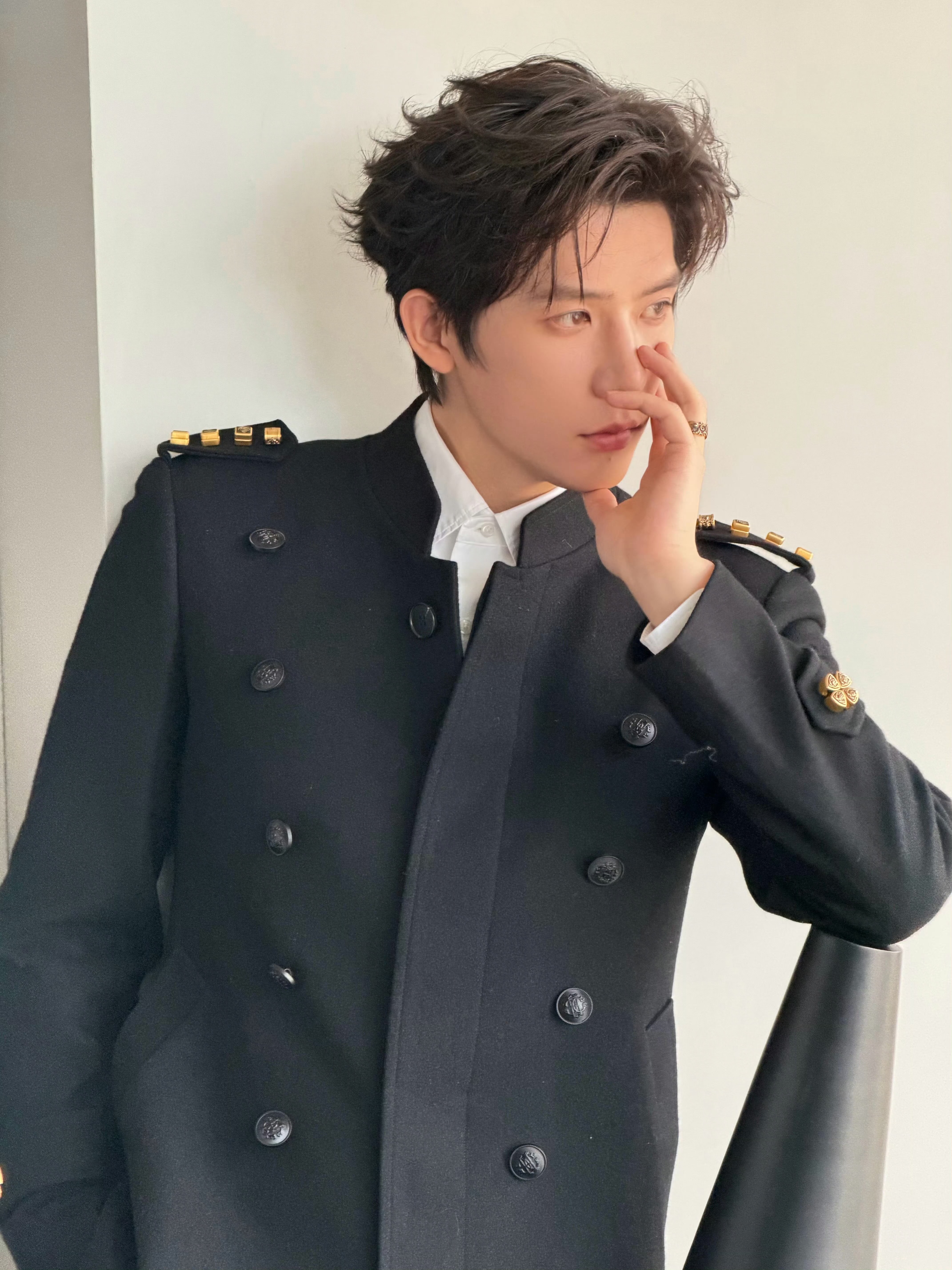 是制服风的王安宇！别挣扎，老王哥这散发的魅力是真抵挡不住