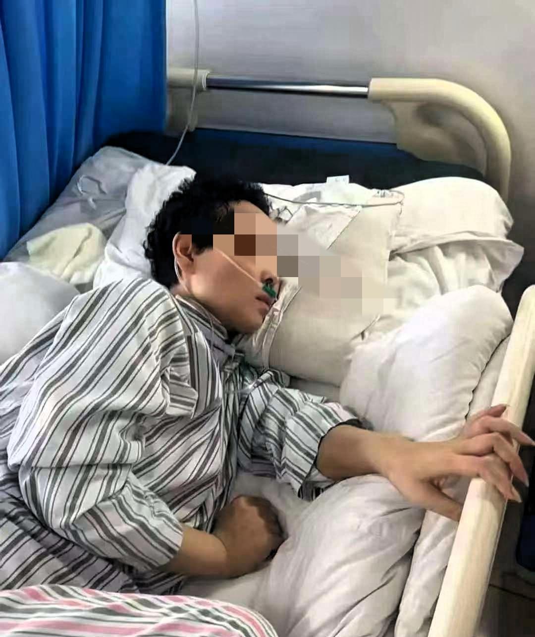 全网泪崩！高考结束父亲才敢说：你妈妈11天前就走了

高考最后一门科目结束，考场