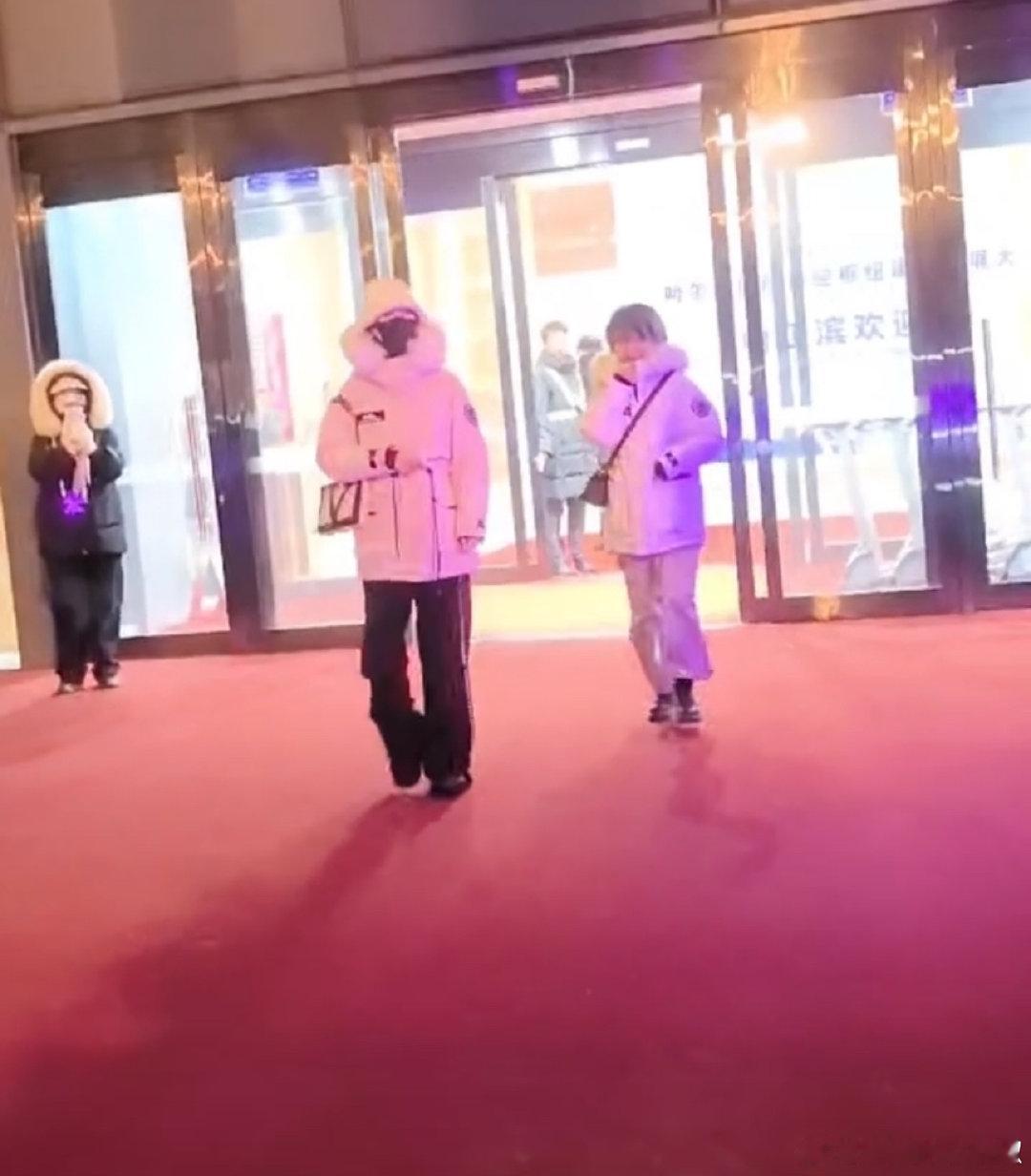 杨紫抵达哈尔滨路透曝光，不得不说，明星的身高真的很出众啊，这差距一目了然，果然是
