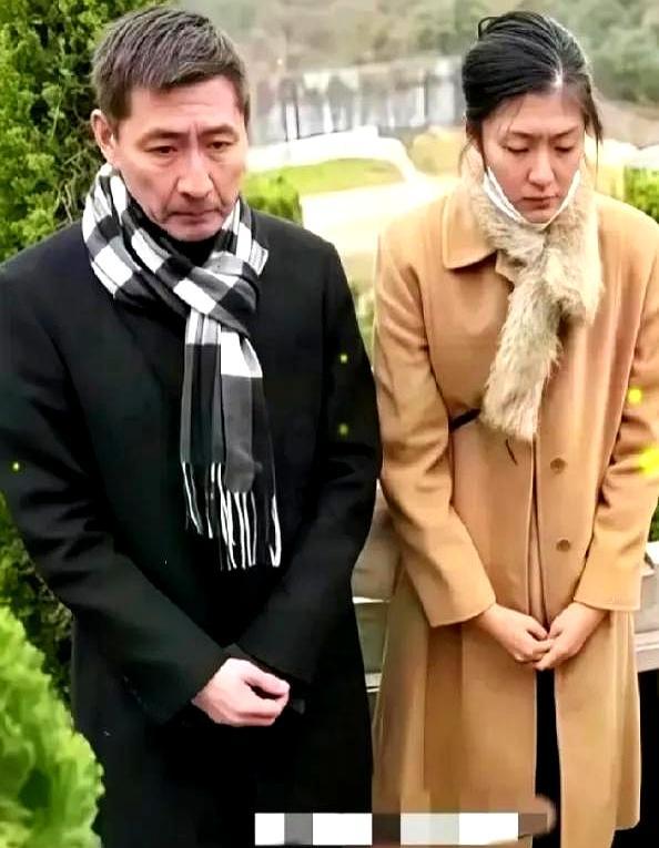 拿刀抵住脖子逼丈夫签字离婚，丢下亲生女儿转头就走。9年后接到殡仪馆电话，他才知道