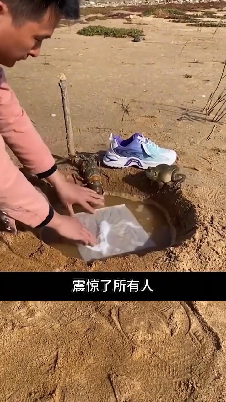 一个疯狂的实验。
注意看，男人将一张纸放入水坑里，然而接下来发生的一幕震惊了所有