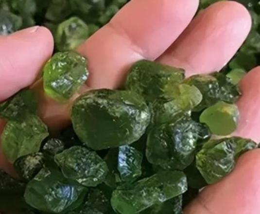 “你说上交就上交？”2002年天津一男子花了10年，捡了600多块蛟河橄榄石，专