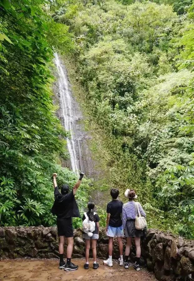孙俪晒一家四口爬山照 ，等等身高已超妈妈 ​​​