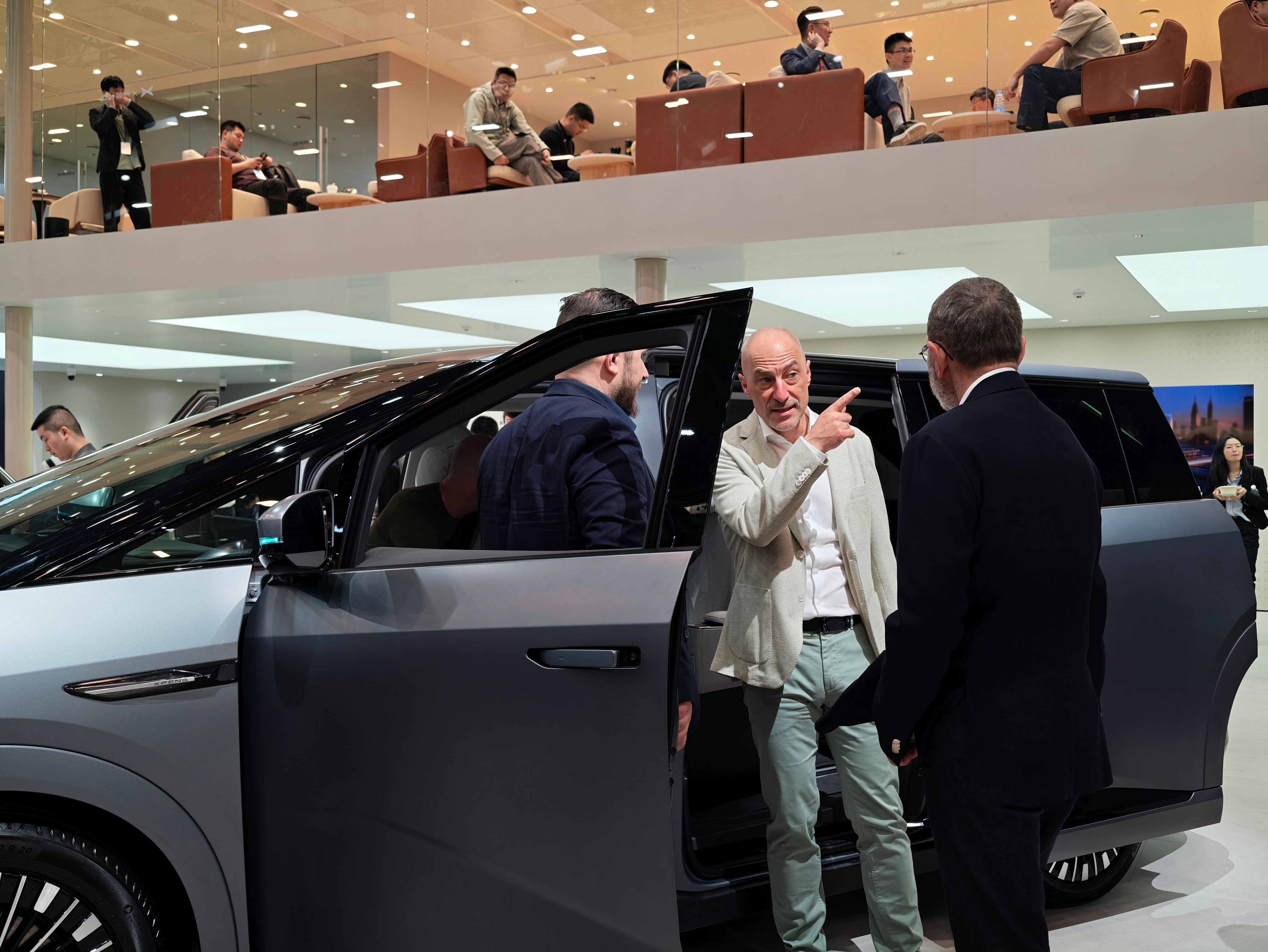 小鹏展台好多外国友人 