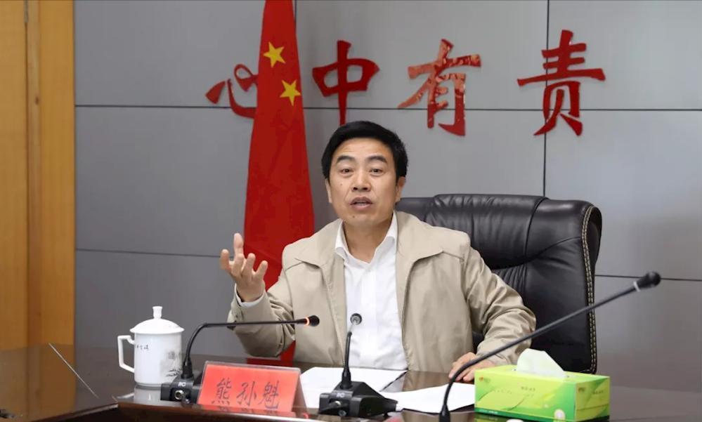 退休并不意味着平安落地，在退休一年半之后，62岁的熊孙魁主动向组织交代问题。
