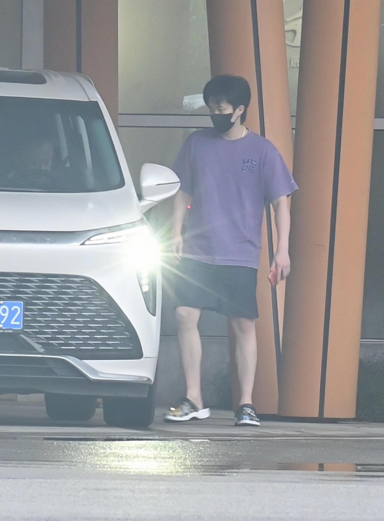 紫色的小王，坐车要去放松了吗！
短袖短裤，紫色和黑色真的很好看讷，衣服上有hop