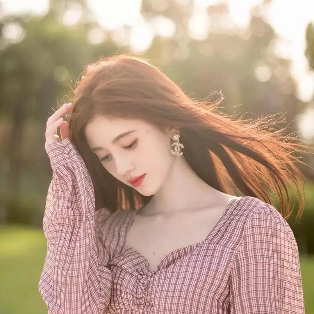 阳光下的温柔少女，微风轻拂发梢，宁静而美丽。自然清新美少女 温柔美少女 阳光白裙