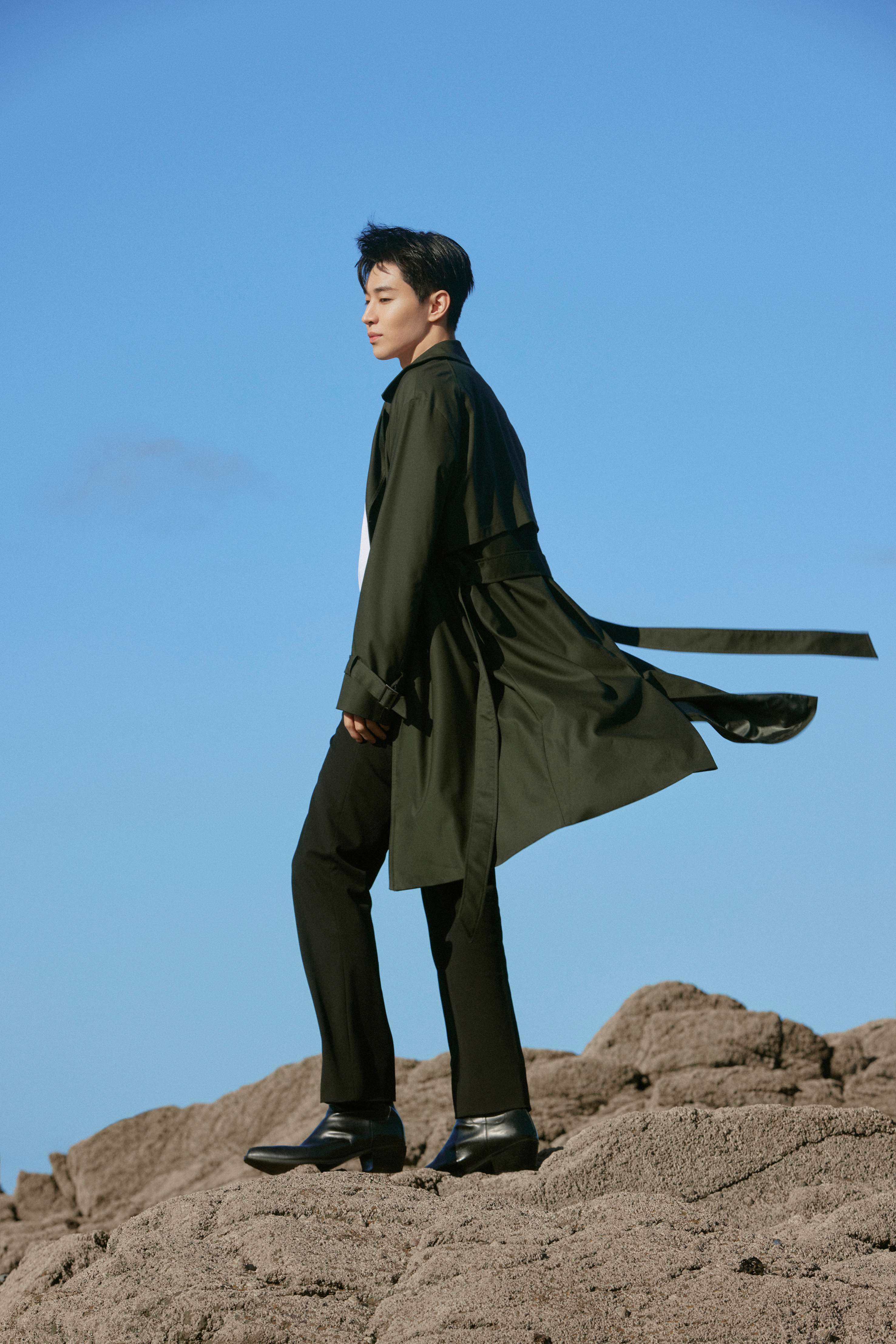 #刘宪华海边小提琴大片##穿风衣的刘宪华# 刘宪华海边小提琴大片，每一张都好适合