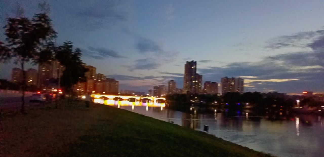 十男九色，遇见性容易，遇见爱难。。男人除了想和你睡，别的什么都帮不了你。区别在于