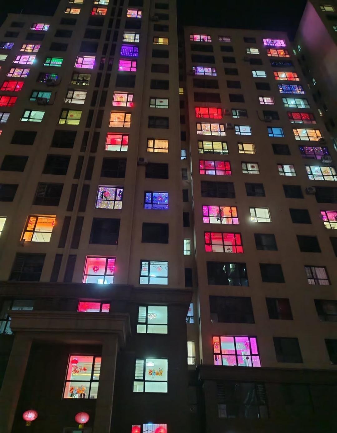 藏不住了！
2月17日，山西、东北等地网友晒出阳台彩灯，多地掀起“彩灯PK”，有