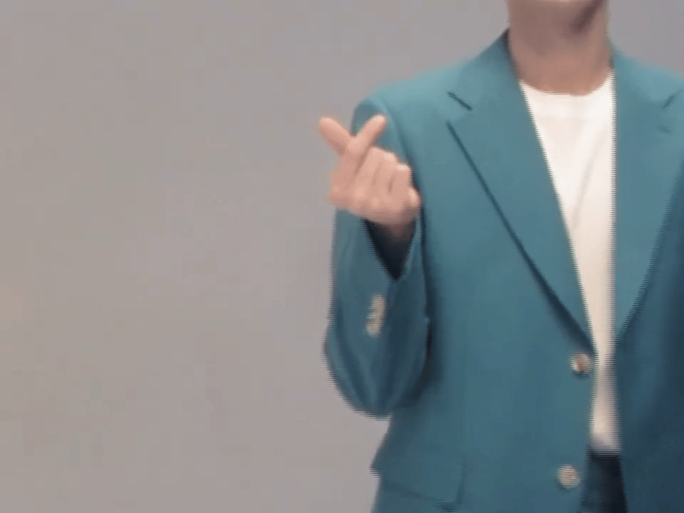 从穿着外套→穿着半袖→穿着老头衫，一次比一次少了，下次直接脱光来我家洗