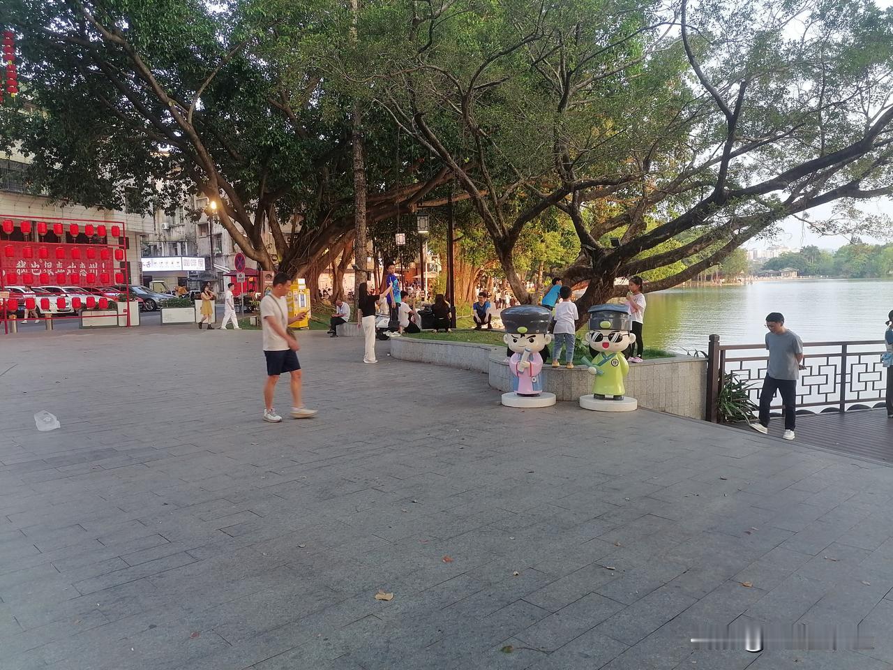 此处酒家菜馆大排档比较多，行累了休息休息再进晚餐是挺惬意的选择！