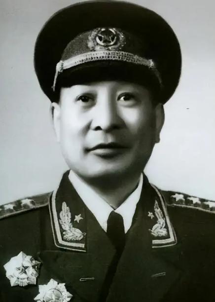 1947年钟期光去开会，路上被华野6纵1个排长带人打伤，不久排长被押到钟期光面前