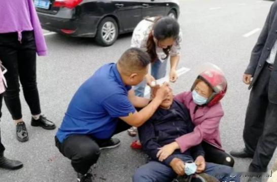 武汉一男子好心救下出车祸的大爷，谁知却反被大爷女儿诬陷。男子百口莫辩，负债14万