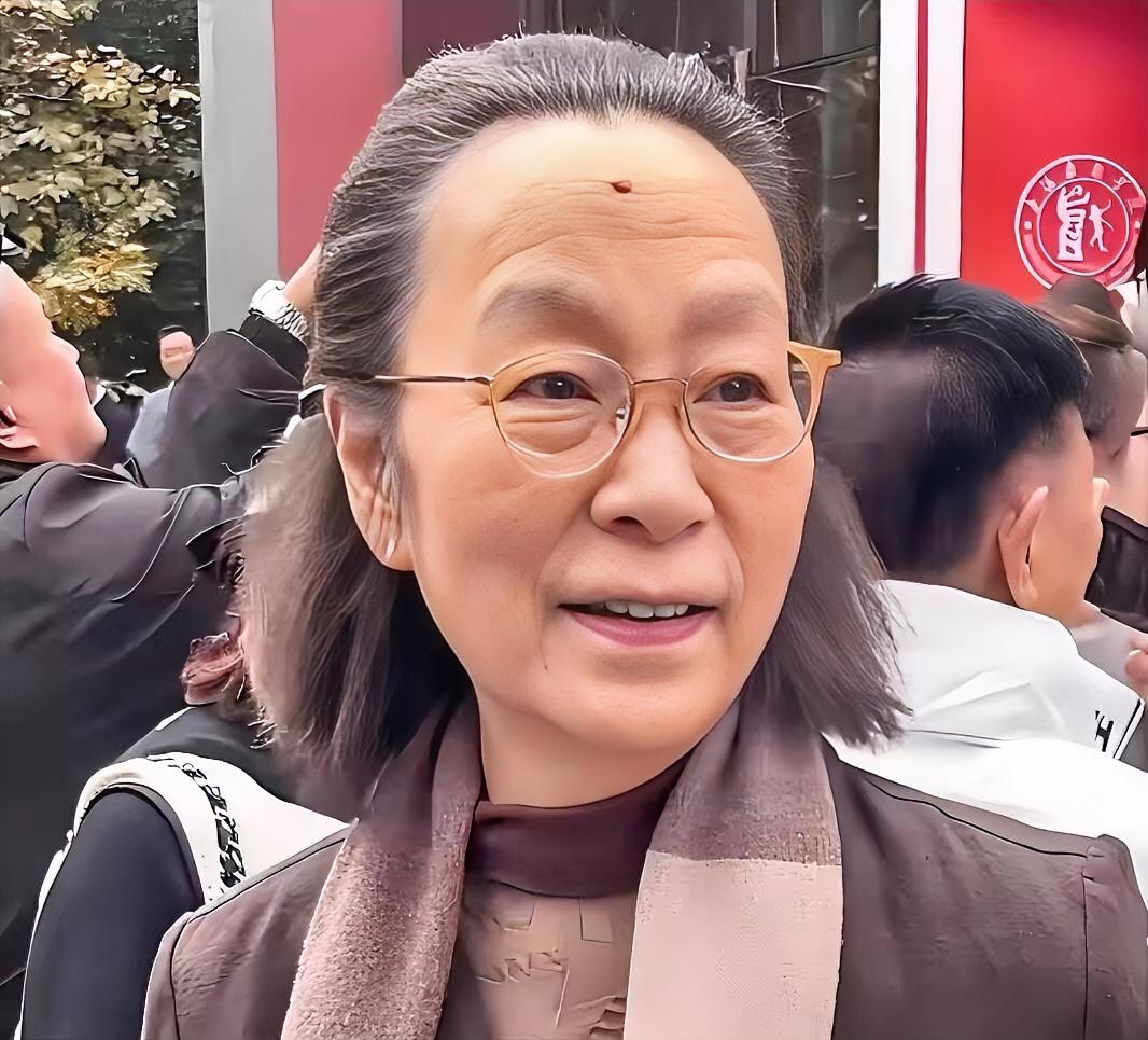 直到看到奚美娟回应争议的发言，我才明白了，她根本不是随便说说！
 
她从话剧舞台