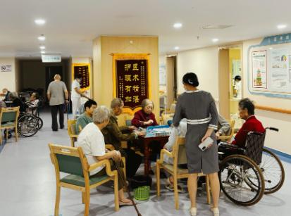 这下彻底出名了，

不仅浙江，全国人民都知道了！

27岁女生花1500住进养老