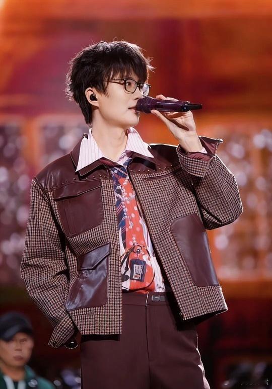 许嵩加盟中国唱将许嵩将加盟音乐综艺《有歌2025》，担任新声发起人，与张靓颖、张