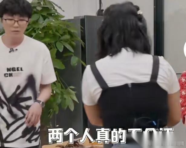 李雪琴：你居然同样的菜能吃两顿？ 孟子义：同样的人也可以爱两次宝贝。李雪琴：你真