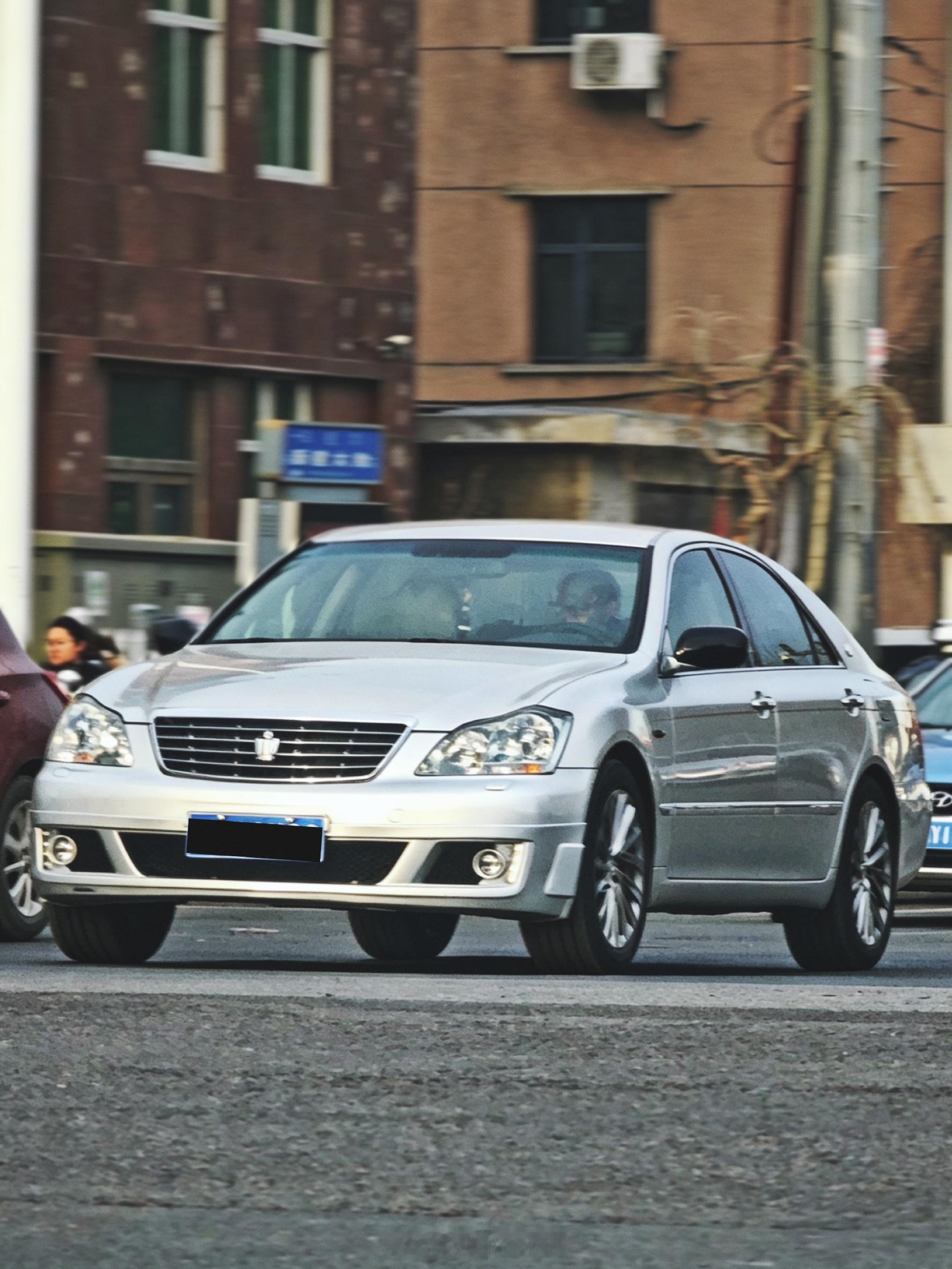 很久没拍皇冠，路遇银色12代(S180)。日系的耐久性让很多B级以上的老车依旧保