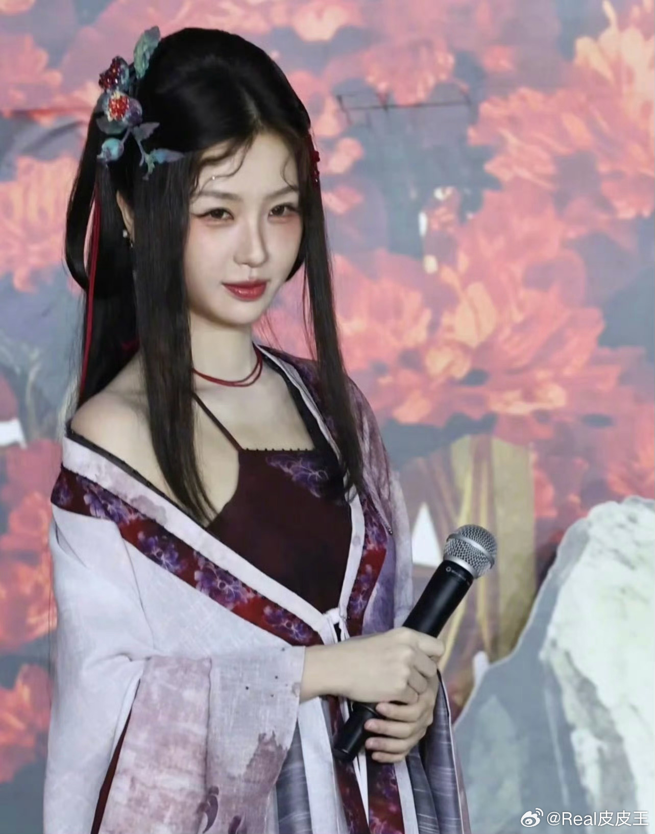 《念相思》正式开机了，两大主演虞书欣、侯明昊的造型都出炉了。 