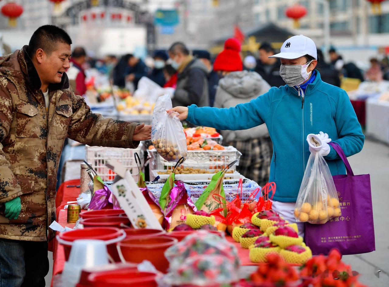 超市干干净净，东西摆得整整齐齐，安安静静挑货结账，就是少点活气。早市就完全不一样
