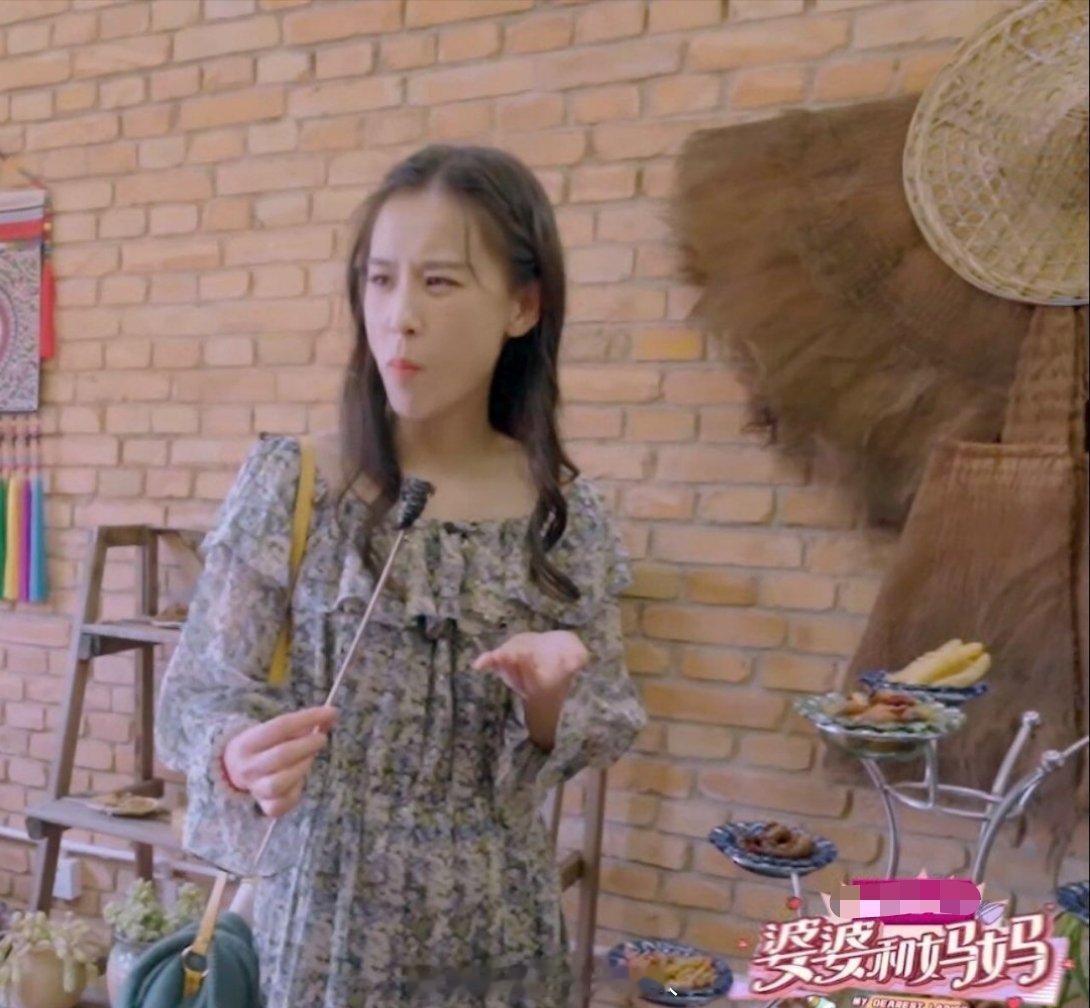 突然发现黄圣依平常也挺节俭的，婆婆和妈妈那件裙子到现在再见爱人还在穿，这样的她更