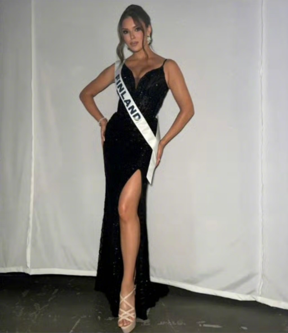 芬兰总理正式向中日韩道歉。芬兰总理就议员歧视性举动向亚洲国家正式道歉。此前，芬兰