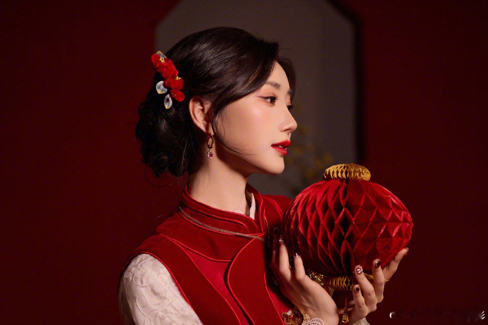 毛晓彤生日过年一起快乐春晚 最美除夕寿星毛晓彤！红金新中式马甲搭白纱，精致又灵动