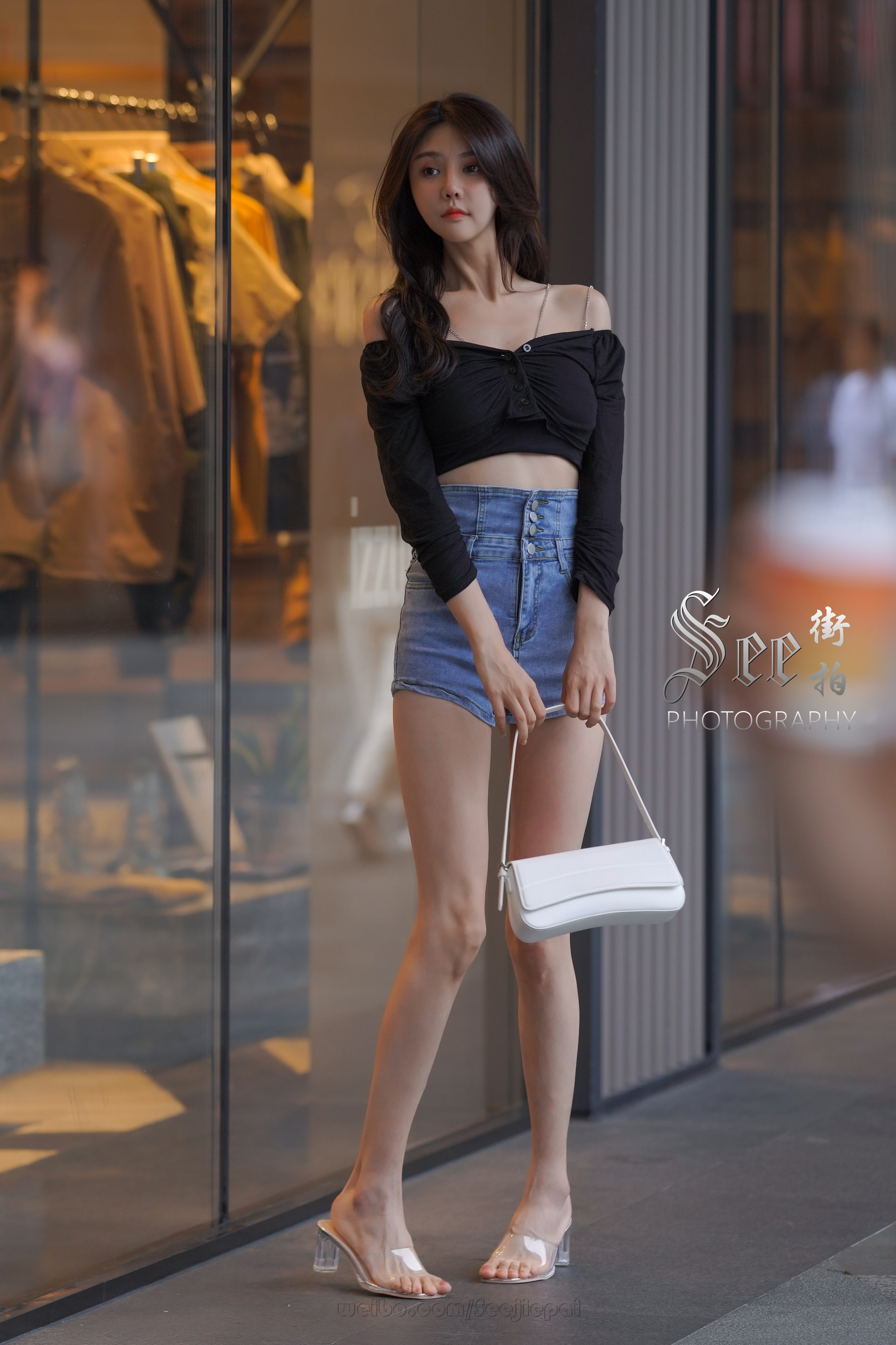 高挑靓丽牛仔短裤小姐姐~~ ​​​