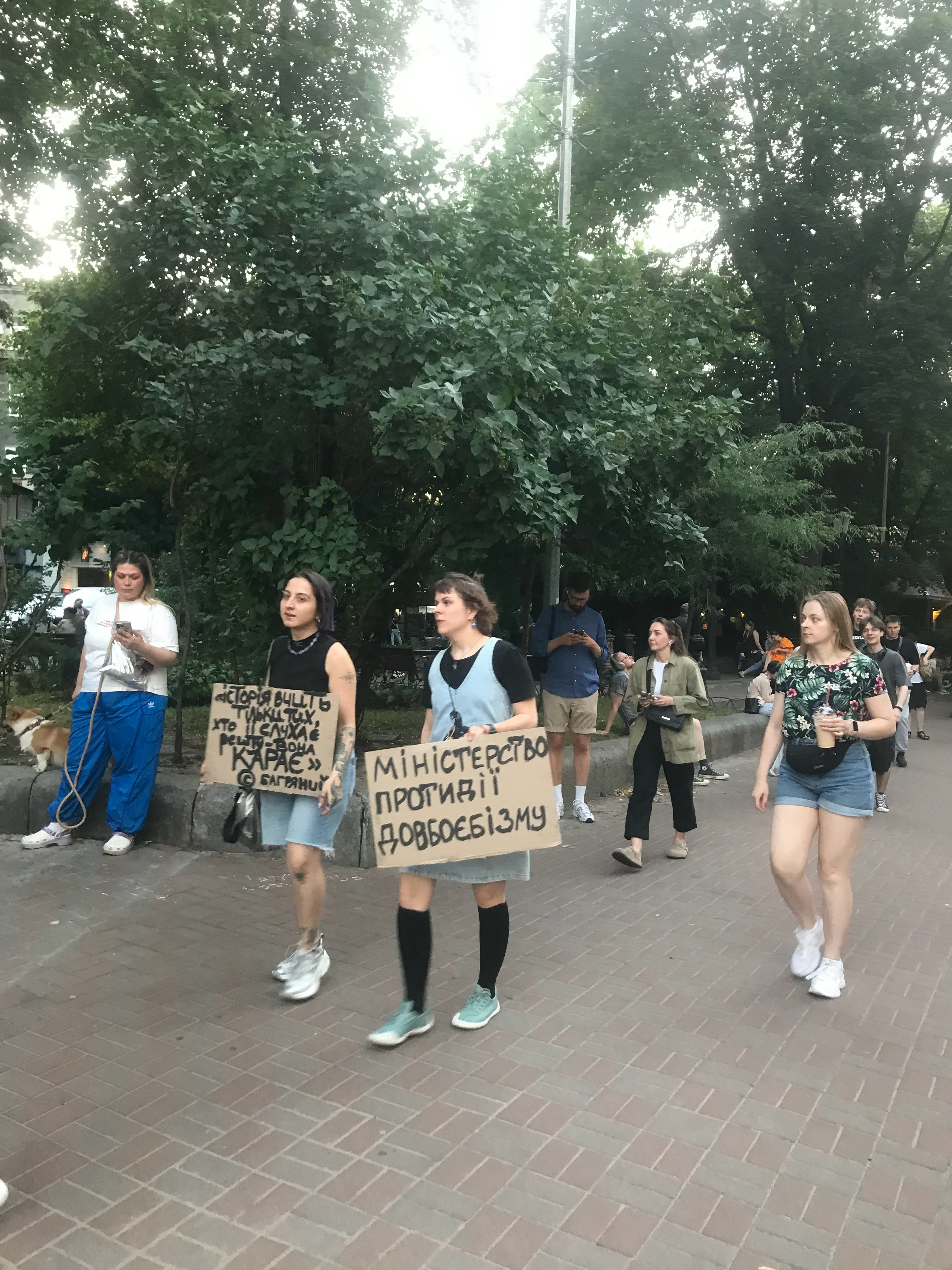 最近基辅年轻人都上街了，抗议一项法案，该“12414”法案取消了反腐机构的独立性