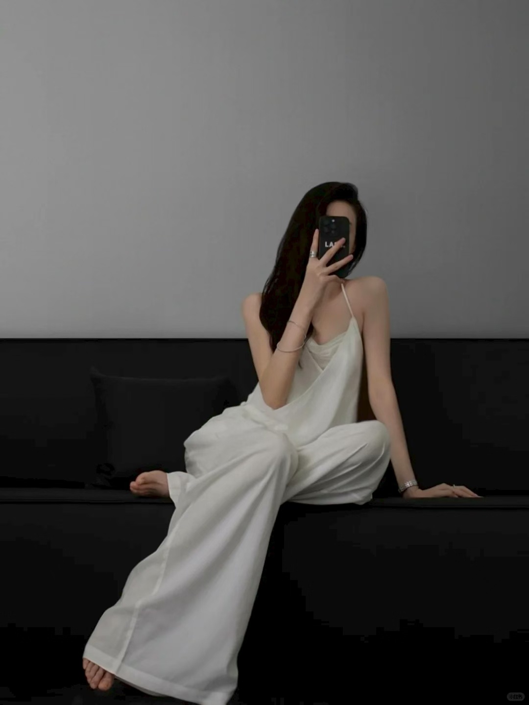 清醒的人不合群，干净的人不扎堆，独来独往的人，值得深交，但是，这种人一般不交朋友