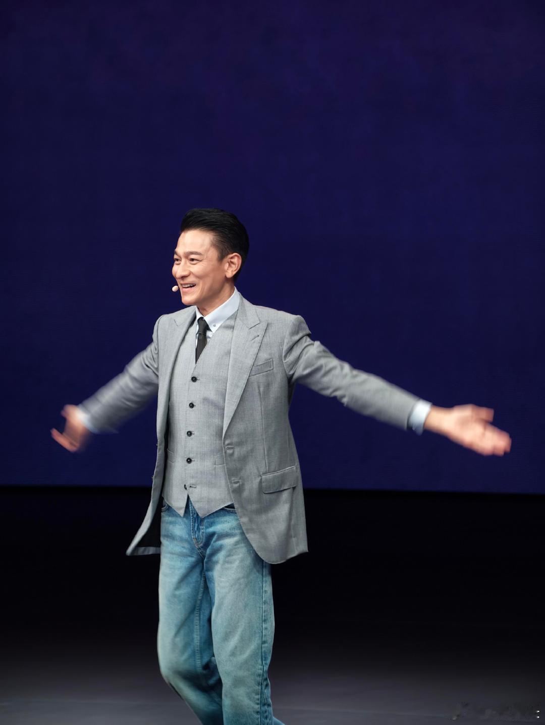 刘德华把混搭风拿捏了刘德华发布会穿搭出圈如果不说，谁能想到这是发布会？刘德华硬是