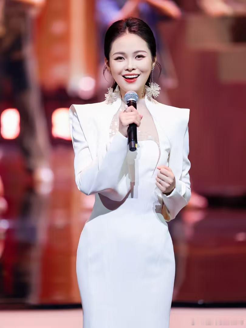 龚爽代表作龚爽参演多部重磅原创歌剧，万霞卓玛水花，跨度很大的人物，都能被她拿捏到