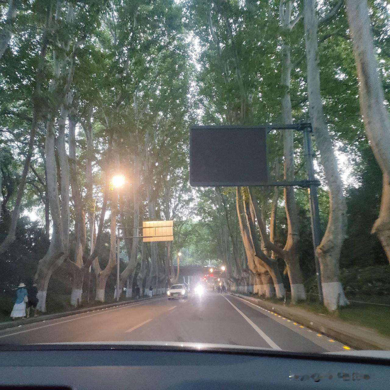 我们两家都特别抠门，但我最初只以为我公婆家抠，我是没有意识到我父母家更抠的。所以