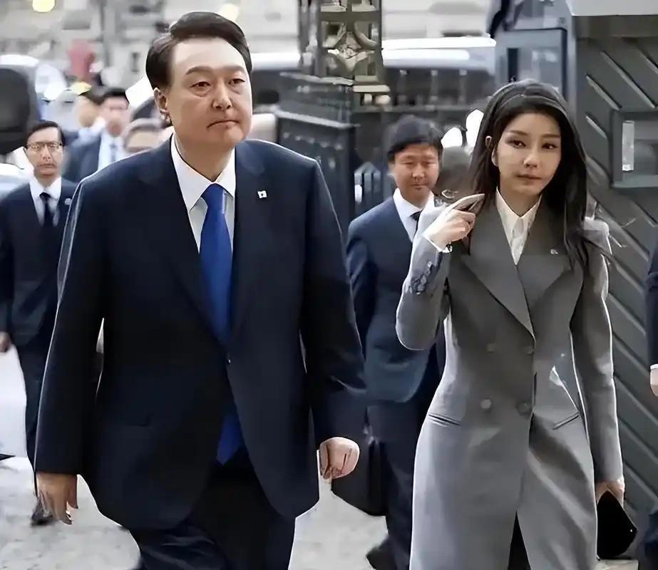 5月9日，韩国特别检察组就前总统尹锡悦夫人金建熙涉嫌以人事请托为名，收受各种财物